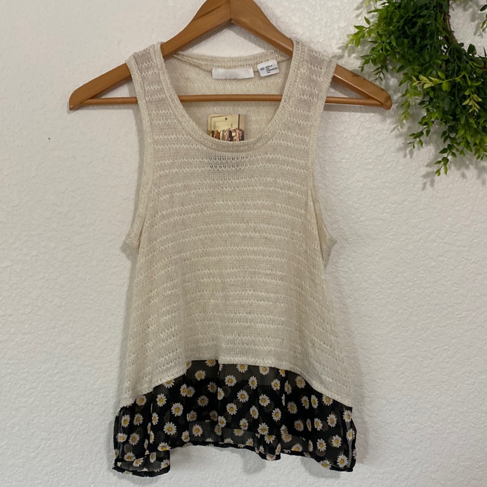 Cooperative Ivory Top With Daisies